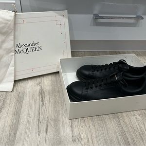 Alexander Mqqueens black on black size 43